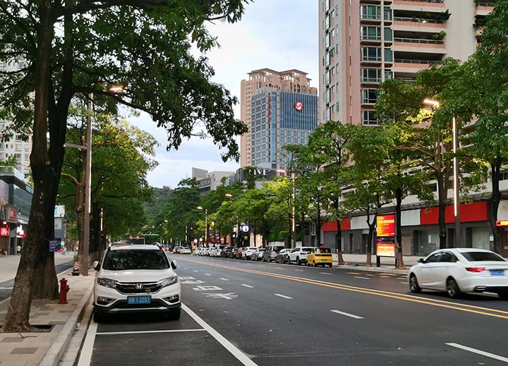 商友照明定制路灯助力东莞南城簪花路道路亮化工程建�? width=