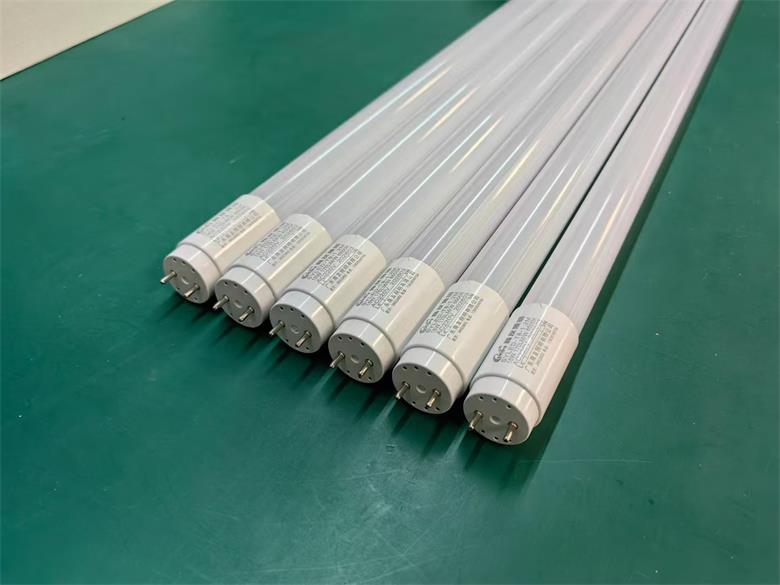 一年省32万电费！安徽一家工厂用8200根LED灯管�?年省出一辆豪�? width=