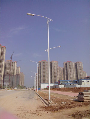 路灯亮化工程现场实拍?13米高低臂路灯?><br><br>路灯亮化工程现场实拍?13米高低臂路灯?/p><p><br><img border=