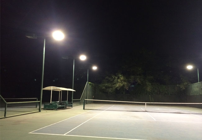 深圳å®å®‰æœºåœº-夜色下的商å‹ç½‘çƒåœºç¯çŽ°åœºå›¾ç‰‡