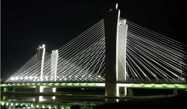 郑东新区北三环跨东运河大桥亮灯夜�?jpg
